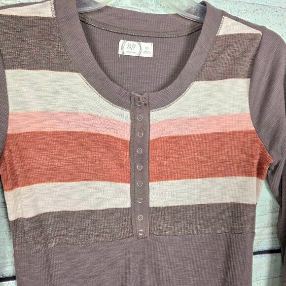 Maurices 24/7 Colorblock Henley Top XS - Picture 2 of 7